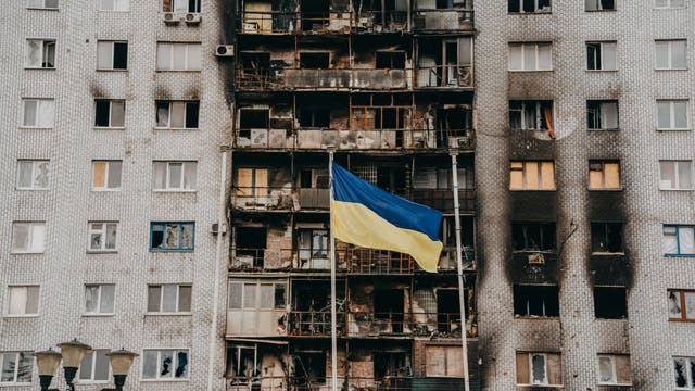 Vor einem Wohnhaus in Toretsk, das durch russisches Artilleriefeuer zerstört wurde, weht die ukrainische Flagge