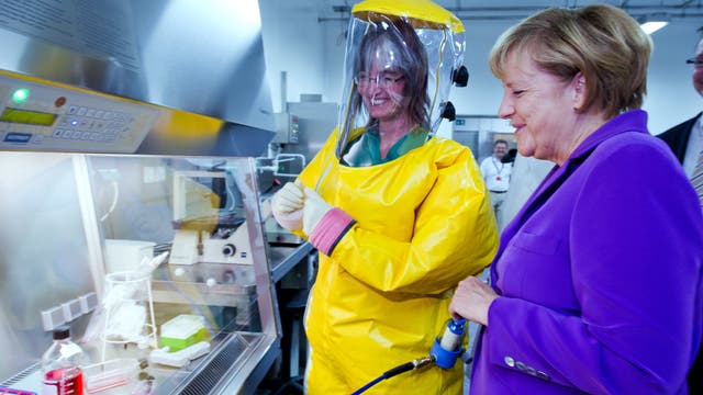 Angela Merkel in einem Forschungszentrum