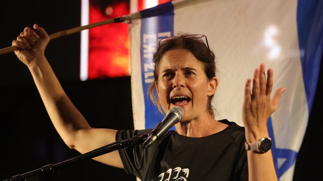 Die israelische Teilchenphysikerin Shikma Bressler auf einer Demonstration