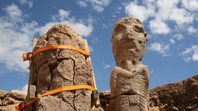 Bei Ausgrabungen in Karahan Tepe entdeckten türkische Archäologen diese mehr als 2,3 Meter hohe Statue.