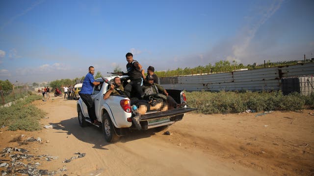 Palästinensische Kämpfer fahren mit der Leiche der Deutsch-Israelin Shani Louk in den Gazastreifen. 