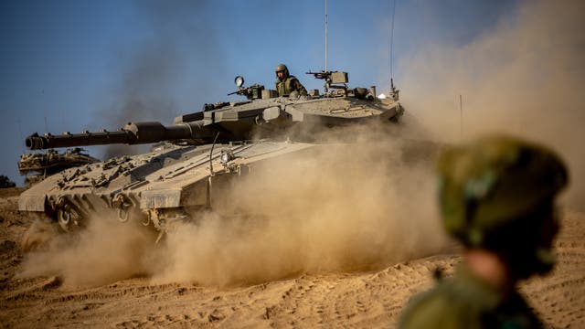 Panzer der israelischen Armee bei der Vorbereitung einer Bodenoffensive