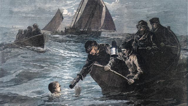 Eine historische Illustration zeigt eine nächtliche Szene auf dem Meer. Im Vordergrund reicht ein Mann in einem Ruderboot einem Schwimmer eine Flasche, während andere Männer im Boot zuschauen. Im Hintergrund sind Segelboote zu sehen, und der Mond scheint durch die Wolken. 