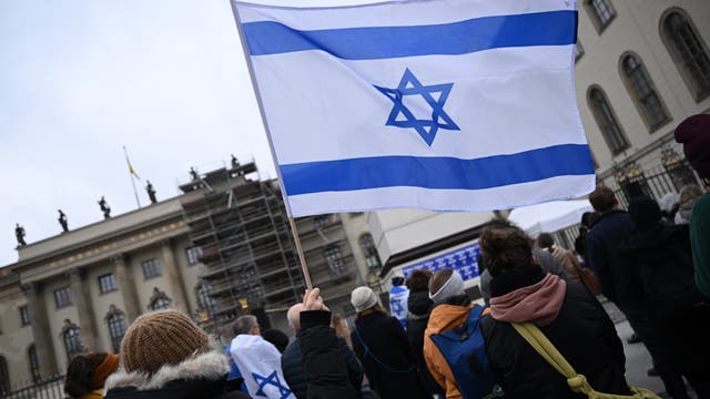 Teilnehmer stehen bei der Kundgebung »Fridays for Israel« mit Israelflaggen.