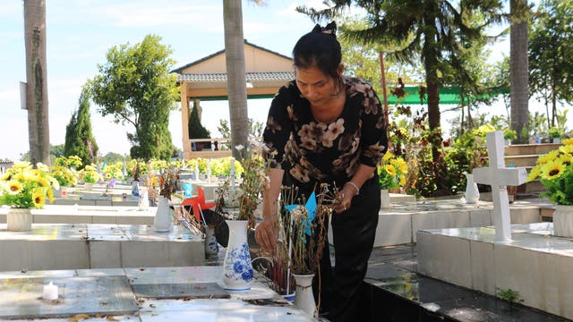Nguyen Thi Nhiem zündet auf einem Friedhof Räucherstäbchen an. Sie hat den Friedhof 2007 für ungeborene Kinder eingerichtet, um diesen eine würdige Ruhestätte zu bieten.