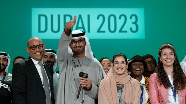 Daumen hoch! Am Ende der COP28 zeigen sich Sultan Al-Dschaber und Simon Stiell froh.