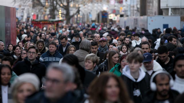 Viele Menschen in einer Fußgängerzone