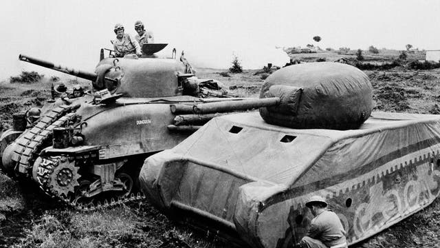 Echter Panzer links und einer aus Gummi rechts im Jahr 1945.