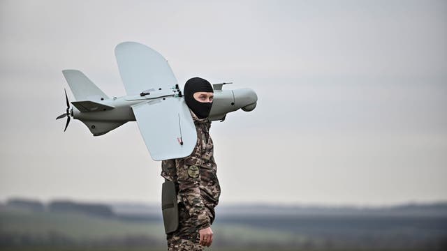 Ein ukrainischer Soldat mit einer Drohne des Typs Leleka-100