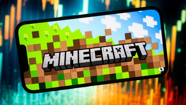 Ein Handy mit dem geöffneten Minecraft-Spiel