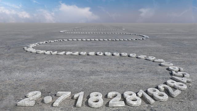 Die Eulersche Zahl liegt wie eine Schlange in Schleifen im Sand, am Horizont sieht man blauen Himmel.