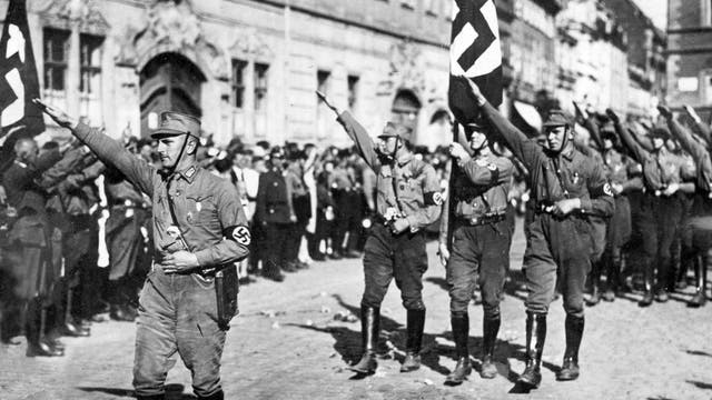 Thüringer SA marschiert auf dem Gautag 1930 in Gera