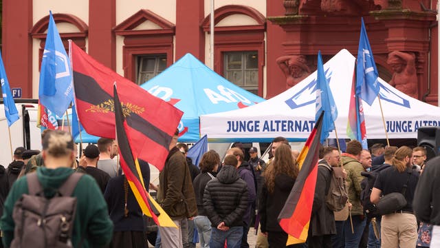 Infozelte der AfD und der Jungen Alternative in Mannheim, davor Menschen mit Deutschlandfahnen