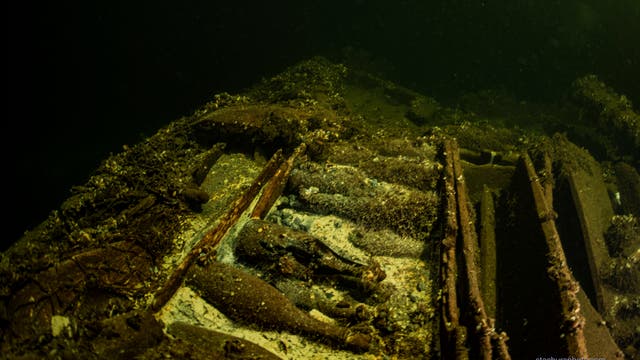 Alte Flaschen in einem Schiffswrack auf dem Grund der Ostsee