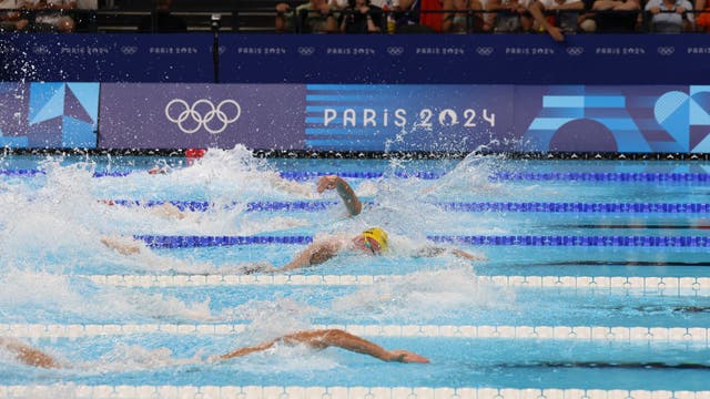 Schwimmer im Schwimmbecken von La Defense Arena in Paris bei den Olympischen Spielen