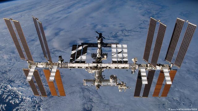 Warum fällt die ISS nicht auf die Erde?