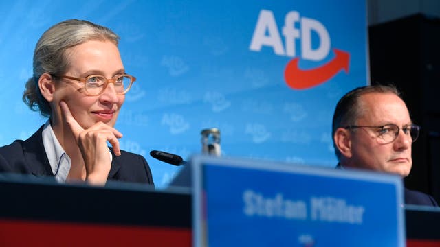 AfD-Chefin Alice Weidel im Vordergrund und ihr Kollege Tino Chrupalla im Hintergrund bei einer Pressekonferenz