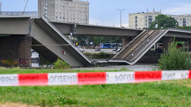 Blick auf die abgesackte Spanne der Carolabrücke in der Elbe.