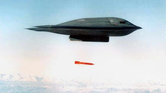 Ein Tarnkappenbomber wirft eine - nicht scharfe - taktische Nuklearwaffe des Typs B61-11 ab.