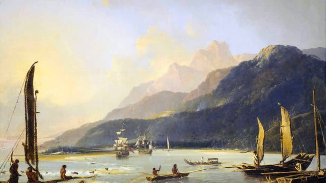 Ein Gemälde zeigt eine malerische Küstenszene mit mehreren Segelbooten und Kanus auf einem ruhigen Gewässer. Im Vordergrund sind Menschen in traditionellen polynesischen Booten zu sehen, die sich mit Paddeln fortbewegen. Etwas zurückgesetzt liegen zwei europäische Segelschiffe vor Anker. Im Hintergrund erheben sich majestätische Berge unter einem klaren Himmel. Die Szene vermittelt eine friedliche und idyllische Atmosphäre.