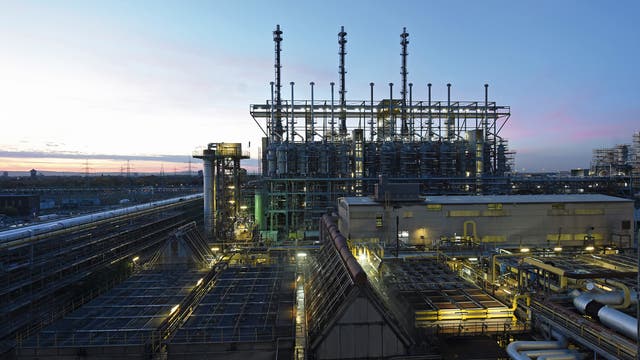 Blick auf die Ammoniakanlage der BASF Ludwigshafen bei einbrechender Dunkelheit