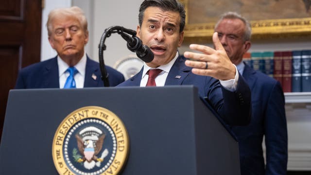 Martin Makary, Leiter der Food and Drug Administration (FDA), bei einer Pressekonferenz im Weißen Haus. Hinter ihm stehen US-Präsident Donald J. Trump sowie Gesundheitsminister Robert F. Kennedy Jr.