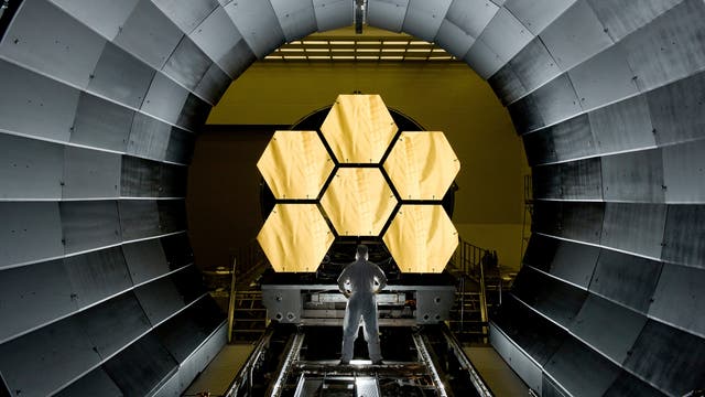 Der Ingenieur Ernie Wright beobachtet, wie die ersten sechs flugbereiten Primärspiegelsegmente des James Webb Space Telescope im Marshall Space Flight Center der NASA für die abschließenden Kryotests vorbereitet werden. (Archiv)