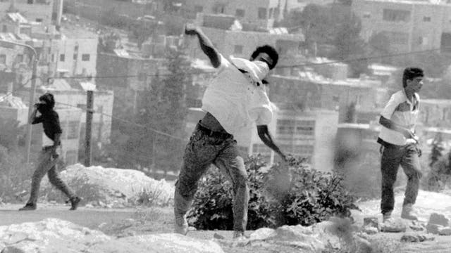 Palästinensische Jugendliche werfen Steine