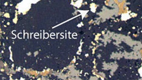 Schreibersit-Korn in Meteoritgestein (Bildbreite ist ein Millimeter)