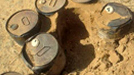 Rostende Behälter mit Pestiziden in Mali