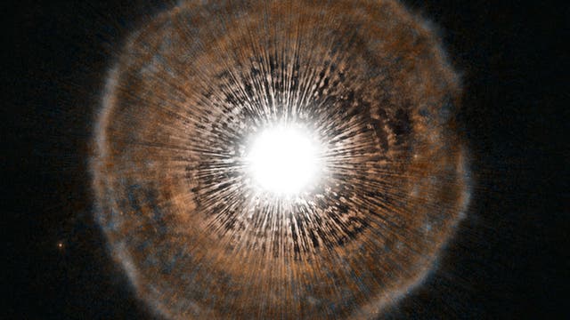 Der rote Riesenstern Camelopardalis ist ein Stern, der sich dem Ende seiner Entwicklung nähert. Mit Sternen wie diesem können Distanzmessungen im Kosmos kalibriert werden, die zur Messung der Hubble-Konstante beitragen – einem Maß für die jetzige Expansionsgeschwindigkeit des Universums. 