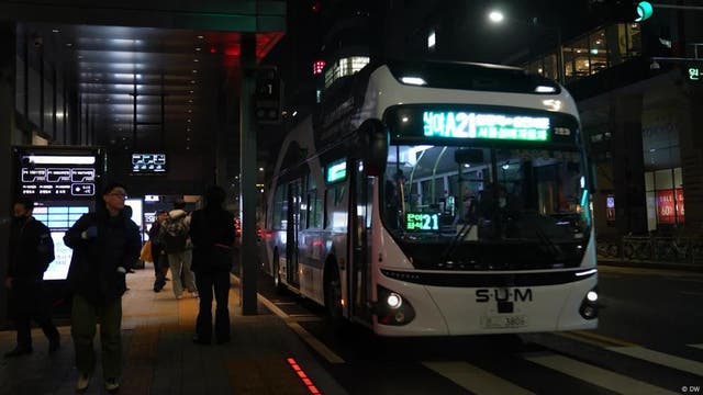 Durch die Nacht im selbstfahrenden Bus