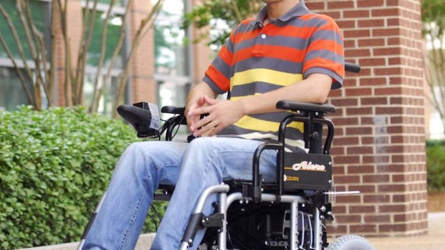 Proband im Rollstuhl mit Zungensteuerung