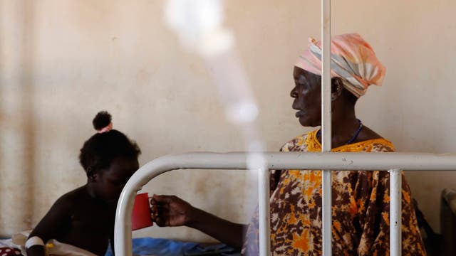 Eine Frau und ein Kind im Gesundheitszentrum Bweyale Medical Center in Uganda