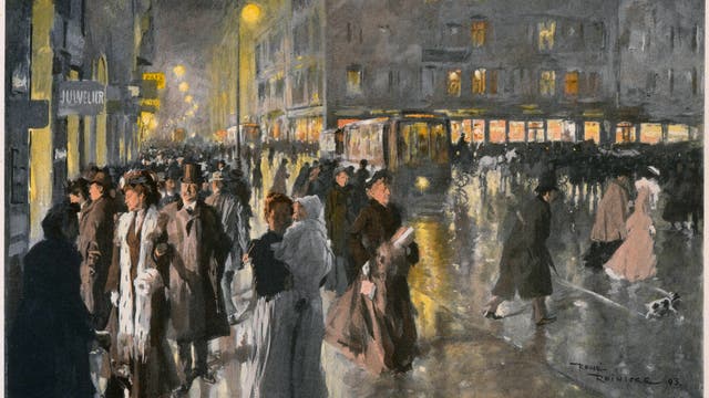 Eine belebte Straßenszene bei Nacht in einer Stadt, beleuchtet von Straßenlaternen. Menschen in historischer Kleidung spazieren auf dem nassen Bürgersteig. Im Hintergrund sind beleuchtete Schaufenster und ein vorbeifahrendes Straßenbahnfahrzeug zu sehen. Links im Bild ist ein Schild mit der Aufschrift "JUWELIER" erkennbar. Die Atmosphäre wirkt lebendig und geschäftig. Es handelt sich um eine Aquarellmalerei.