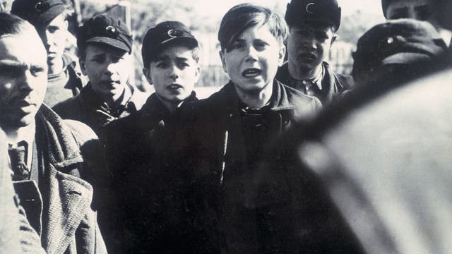 Diese Gruppe Hitlerjungen, die zum »Volkssturm« gehörte, wurde von der US-Armee 1945 gefangen gesetzt. 