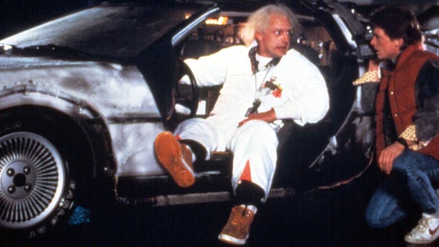 Marty McFly alias Michael J. Fox und Christopher Lloyd als Doc Brown im Film »Zurück in die Zukunft« von 1985.