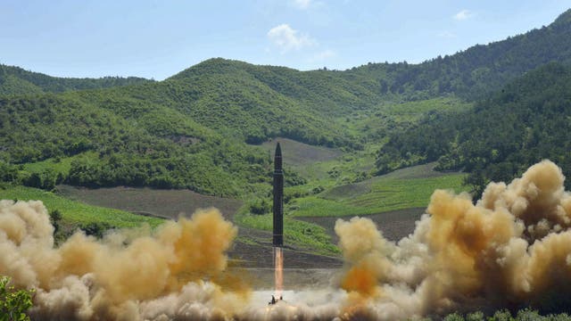 Mutmaßlicher Start der nordkoreanischen Interkontinentalrakete Hwasong-14 am 4. Juli 2017