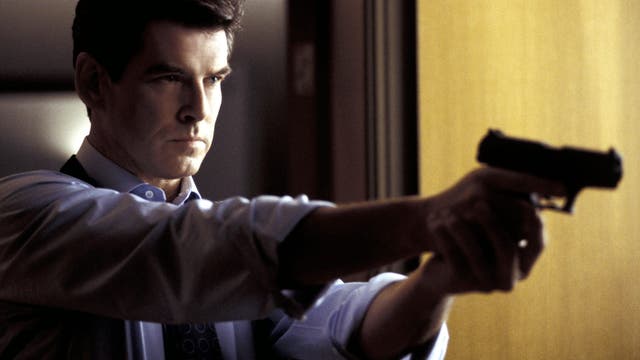 Pierce Brosnan als James Bond mit einer Pistole, deren Lauf Richtung Kamera zeigt