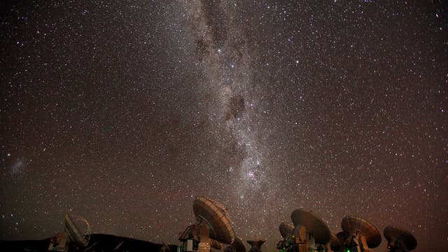 ALMA-Teleskope unter dem Sternenhimmel der Südhalbkugel