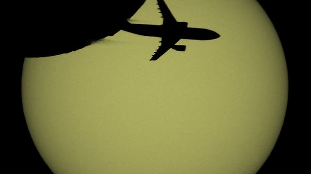 Sonnenfinsternis mit Flugzeug