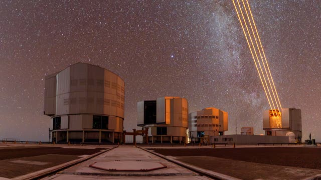 Nachtansicht der Teleskope des Very Large Telescope in Chile