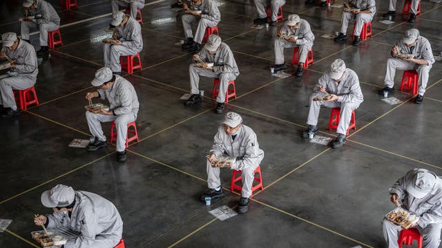 Mittagspause der Beschäftigten der Dongfeng Honda Autowerke in Wuhan