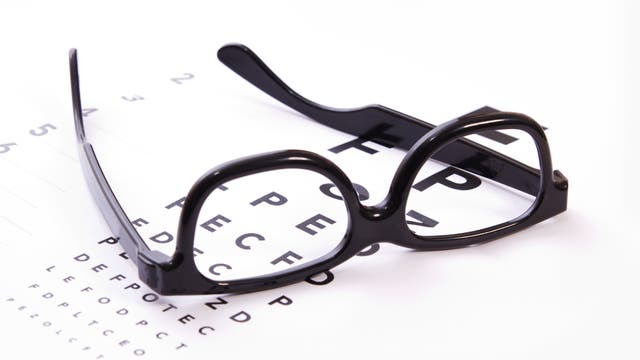 Brille auf Buchstabentafel