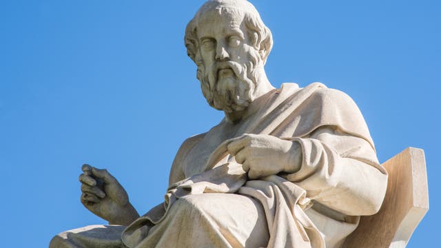 Statue des Plato in Athen vor blauem Himmel.