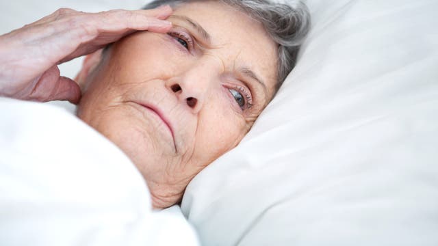 Ältere Frau im Bett
