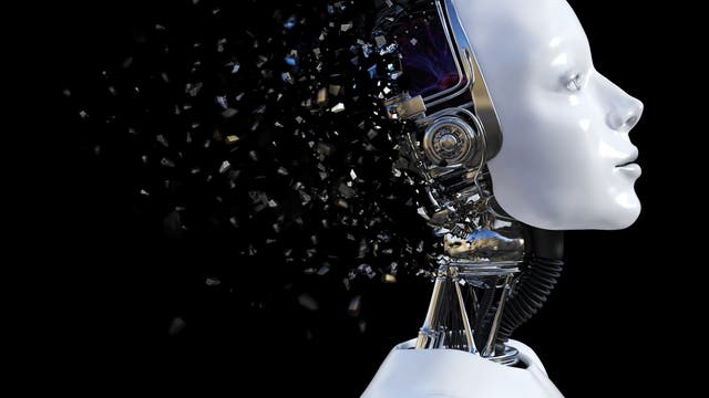 Symbolbild Künstliche Intelligenz: Ein weißer Roboter vor schwarzem Hintergrund mit menschlichem Gesicht, sein Hinterkopf löst sich in Splittern auf.