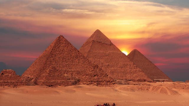 Pyramiden von Giseh vor untergehender Sonne
