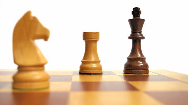 Springer, Turm und König auf einem Schachbrett