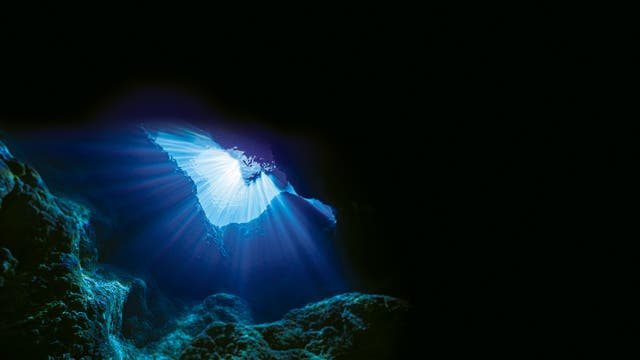 Unterwasseraufnahme einer Höhle